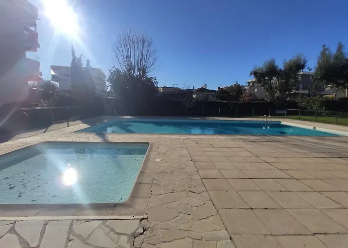 Avec Piscine & Tennis, Terrasse Ensoleillee, Garage Prive - - Fr-1-252-126 *