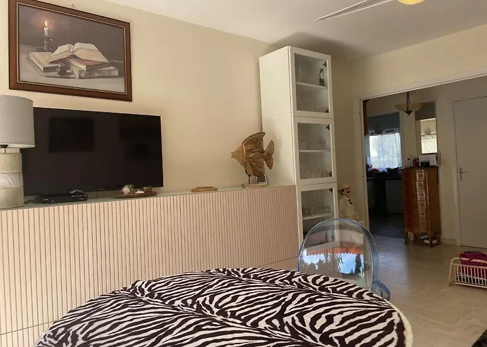 Avec Piscine & Tennis, Terrasse Ensoleillee, Garage Prive - - Fr-1-252-126 * Antibes